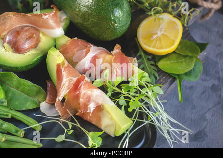 Deliziosi toast di avocado e prosciutto con verde senape germogliato Foto Stock