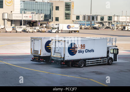 Francoforte, Germania - Luglio 3th, 2018: due LSG Sky Chef carrelli catering offrendo compagnia aerea pasti all aeroporto di Francoforte am Main. Foto Stock