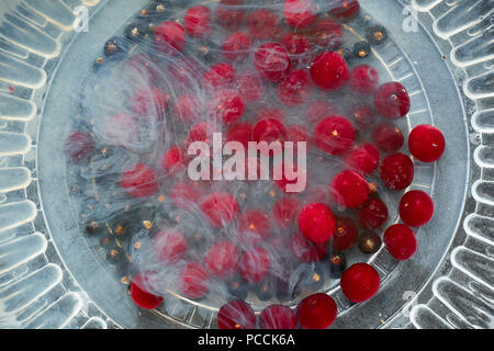 Mature more, ribes nero, dalle ciliegie, rosso Ribes, lamponi e ribes. Mix di bacche e frutti. Vista dall'alto. Sfondo di bacche e frutti. Varie freschi frutti estivi. Foto Stock