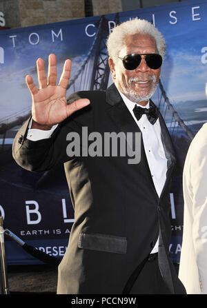 Morgan Freeman di arrivare al 7609  Oblivion Premiere al Chinese Theatre di Los Angeles.Morgan Freeman ------------- Red Carpet Event, verticale, STATI UNITI D'AMERICA, industria cinematografica, celebrità, fotografia, Bestof, arte cultura e intrattenimento, Topix celebrità moda / Verticale, meglio di, evento nella vita di Hollywood - California, moquette rossa e dietro le quinte, USA, industria cinematografica, celebrità, movie celebrità, personaggi televisivi, musica celebrità, fotografia, Bestof, arte cultura e intrattenimento, Topix, tre quarti, verticale, una persona, dall'anno , 2013, inchiesta tsuni@Gamma-USA.com Foto Stock