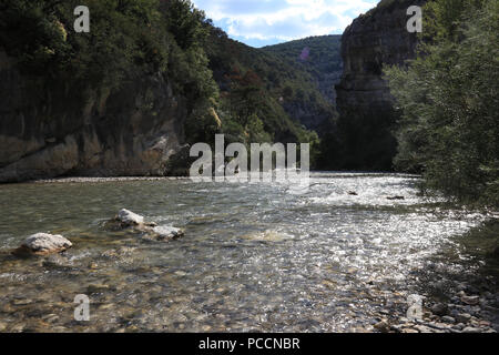 Close-up del Chiaro fiume Verdon in Francia Foto Stock