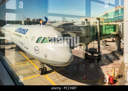 Francoforte, Germania - Luglio 3th, 2018: Un Airbus A321 Stade della compagnia Lufthansa parcheggiata in corrispondenza di un ponte a getto in aeroporto di Francoforte am Main. Foto Stock