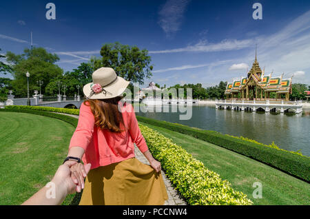 Ritratto di bella ragazza asiatica che conduce il suo partner a mano per il famoso Bang Pa-In Royal Palace. Il luogo conosciuto anche come il Palazzo d'estate. Foto Stock