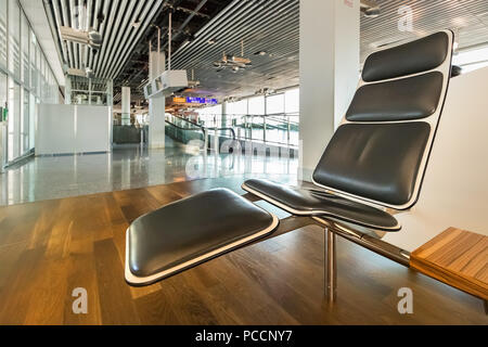 Francoforte, Germania - Luglio 3th, 2018: Chiusura del sedile reclinabile in sala di attesa in aeroporto di Francoforte am Main. Foto Stock