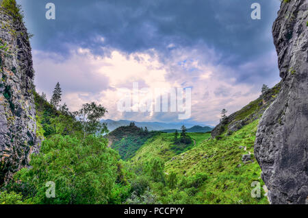 Estate magnifico paesaggio di montagna, montagne di Altai, Russia - Consente di visualizzare tra due scogliere del canyon. Foreste e di erba verde sui pendii delle montagne, cl Foto Stock