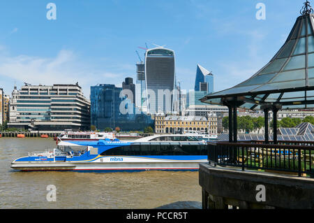 City of London REGNO UNITO dalla banca del sud, con traffico fluviale, su una mattina di sole Foto Stock