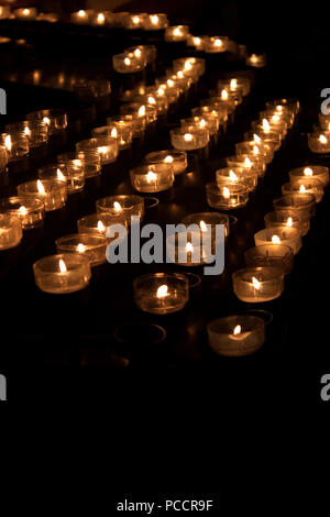 Molte candele accese con profondità di campo Foto Stock