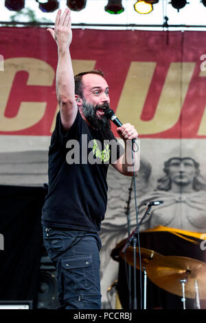 Mansfield, Ohio, 15 luglio, 2018. Neil Fallon, cantante per la frizione sul palcoscenico Inkarceration Fest 2018. Credito: Ken Howard/Alamy Foto Stock