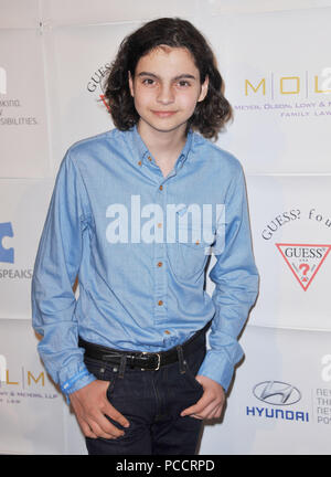 Max Burkholder in corrispondenza del tappeto blu all'autismo parla presso il Beverly Hilton Hotel di Los Angeles.Max Burkholder  101 ------------- Red Carpet Event, verticale, STATI UNITI D'AMERICA, industria cinematografica, celebrità, fotografia, Bestof, arte cultura e intrattenimento, Topix celebrità moda / Verticale, meglio di, evento nella vita di Hollywood - California, moquette rossa e dietro le quinte, USA, industria cinematografica, celebrità, movie celebrità, personaggi televisivi, musica celebrità, fotografia, Bestof, arte cultura e intrattenimento, Topix, tre quarti, verticale, una persona, a partire dall'anno 2012 , inchiesta tsuni@Gamma-USA.com Foto Stock