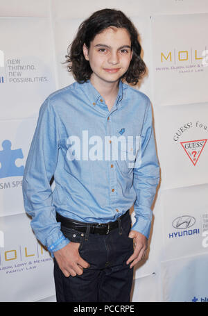 Max Burkholder in corrispondenza del tappeto blu all'autismo parla presso il Beverly Hilton Hotel di Los Angeles.Max Burkholder  104 ------------- Red Carpet Event, verticale, STATI UNITI D'AMERICA, industria cinematografica, celebrità, fotografia, Bestof, arte cultura e intrattenimento, Topix celebrità moda / Verticale, meglio di, evento nella vita di Hollywood - California, moquette rossa e dietro le quinte, USA, industria cinematografica, celebrità, movie celebrità, personaggi televisivi, musica celebrità, fotografia, Bestof, arte cultura e intrattenimento, Topix, tre quarti, verticale, una persona, a partire dall'anno 2012 , inchiesta tsuni@Gamma-USA.com Foto Stock