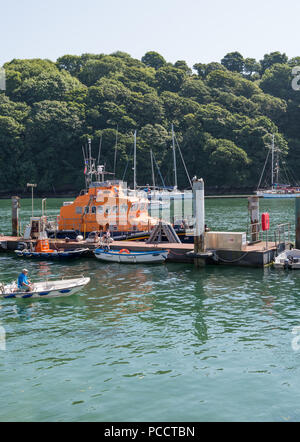 Il Fowey RNLI Trento classe scialuppa di salvataggio, Maurice e Joyce Hardy, ormeggiata nel porto di Fowey, Fowey, Cornwall, Regno Unito Foto Stock