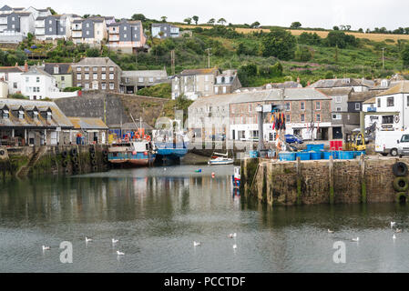 Barche da pesca nel porto a bassa marea, Mevagissey, Cornovaglia, Inghilterra, Regno Unito Foto Stock