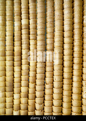 Pila di cialda coni gelato sfondo. Foto Stock