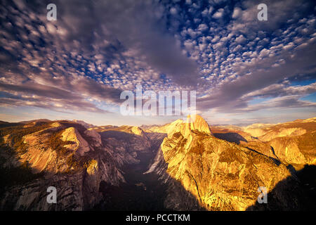 Half Dome nel Parco Nazionale di Yosemite si vede dal punto ghiacciaio al tramonto, California, Stati Uniti d'America. Foto Stock