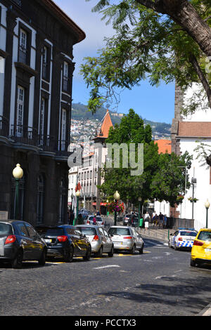 Scena di strada da Av. Arriaga guardando verso la Cattedrale di Funchal e le montagne al di là, Madeira, Portogallo Foto Stock