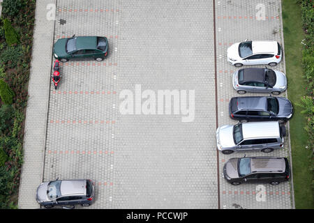Bucarest, Romania - 31 Luglio 2018: parcheggio visto da sopra, con vari tipi di autovetture Foto Stock
