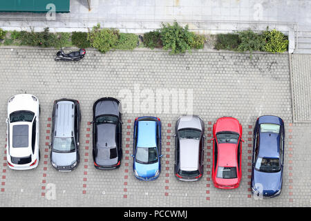Bucarest, Romania - 31 Luglio 2018: parcheggio visto da sopra, con vari tipi di autovetture Foto Stock
