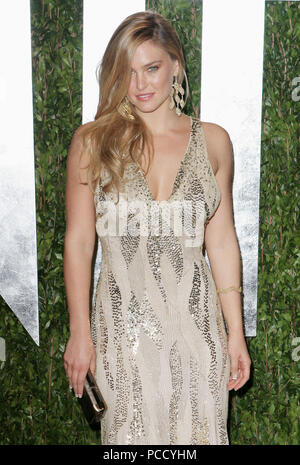 Bar Refaeli  025 arrivando al Vanity Fair Oscar Party 2012 - al Sunset Tower Hotel di Los Angeles.Bar Refaeli  025 ------------- Red Carpet Event, verticale, STATI UNITI D'AMERICA, industria cinematografica, celebrità, fotografia, Bestof, arte cultura e intrattenimento, Topix celebrità moda / Verticale, meglio di, evento nella vita di Hollywood - California, moquette rossa e dietro le quinte, USA, industria cinematografica, celebrità, movie celebrità, personaggi televisivi, musica celebrità, fotografia, Bestof, arte cultura e intrattenimento, Topix, tre quarti, verticale, una persona, a partire dall'anno 2012 , inchiesta tsuni@Gamma-STATI UNITI D'AMERICA. Foto Stock