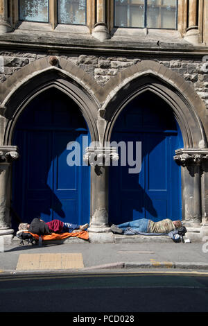 Londra. Hackney. Shoreditch. Due uomini senzatetto dormire in una porta. Foto Stock