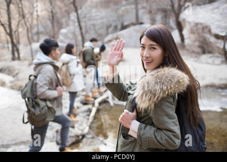 Felice giovane donna cinese sventolare all aperto in inverno Foto Stock