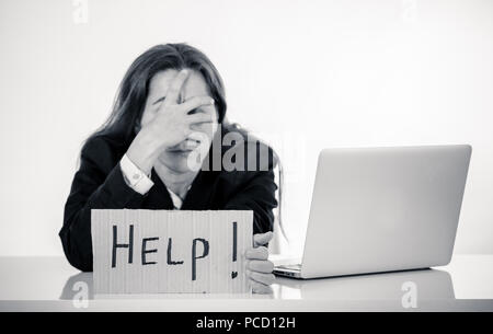 Giovane attraente donna latina mostra consentono di firmare disperata sofferenza lo stress sul lavoro mentre è seduto in ufficio laptop computer desk in business superlavoro fe Foto Stock