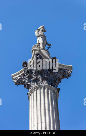 Dettaglio della statua di Ammiraglio Nelson sulla parte superiore della colonna di Nelson, a Trafalgar Square a Londra con un luminoso blu cielo soleggiato. Foto Stock