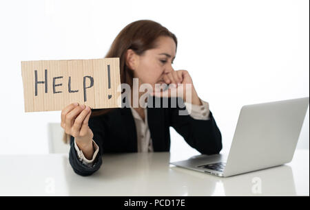 Giovane attraente donna latina mostra consentono di firmare disperata sofferenza lo stress sul lavoro mentre è seduto in ufficio laptop computer desk in business superlavoro fe Foto Stock