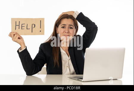 Giovane attraente donna latina mostra consentono di firmare disperata sofferenza lo stress sul lavoro mentre è seduto in ufficio laptop computer desk in business superlavoro fe Foto Stock