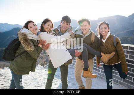 Ritratto di felice giovani amici cinesi sulla Grande Muraglia Foto Stock