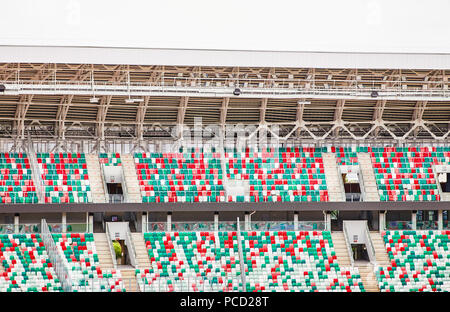 Parte della tribuna vuota di una città lo stadio con sedie di colore Foto Stock