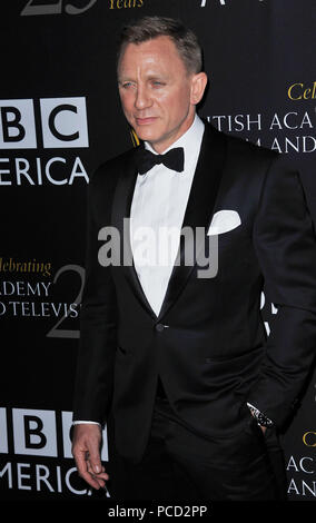 Daniel Craig al 2012 Britannia Awards presso il Beverly Hillon Hotel in Los Angeles.Daniel Craig  56 ------------- Red Carpet Event, verticale, STATI UNITI D'AMERICA, industria cinematografica, celebrità, fotografia, Bestof, arte cultura e intrattenimento, Topix celebrità moda / Verticale, meglio di, evento nella vita di Hollywood - California, moquette rossa e dietro le quinte, USA, industria cinematografica, celebrità, movie celebrità, personaggi televisivi, musica celebrità, fotografia, Bestof, arte cultura e intrattenimento, Topix, tre quarti, verticale, una persona, a partire dall'anno 2012 , inchiesta tsuni@Gamma-USA.com Foto Stock