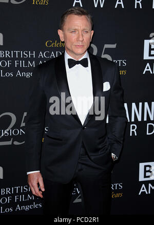 Daniel Craig al 2012 Britannia Awards presso il Beverly Hillon Hotel in Los Angeles.Daniel Craig  57 ------------- Red Carpet Event, verticale, STATI UNITI D'AMERICA, industria cinematografica, celebrità, fotografia, Bestof, arte cultura e intrattenimento, Topix celebrità moda / Verticale, meglio di, evento nella vita di Hollywood - California, moquette rossa e dietro le quinte, USA, industria cinematografica, celebrità, movie celebrità, personaggi televisivi, musica celebrità, fotografia, Bestof, arte cultura e intrattenimento, Topix, tre quarti, verticale, una persona, a partire dall'anno 2012 , inchiesta tsuni@Gamma-USA.com Foto Stock