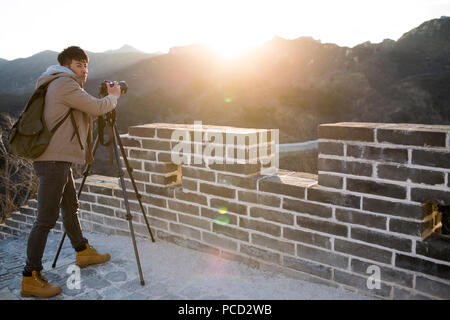 Giovane uomo cinese fotografano sulla Grande Muraglia Foto Stock