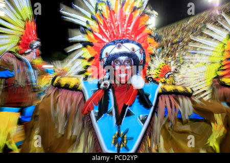 Ballerini di principale Rio de Janeiro sfilata di carnevale in Sambadrome (Sambodromo) arena, Rio de Janeiro, Brasile, Sud America Foto Stock