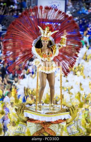 Ballerini di principale Rio de Janeiro sfilata di carnevale in Sambadrome (Sambodromo) arena, Rio de Janeiro, Brasile, Sud America Foto Stock