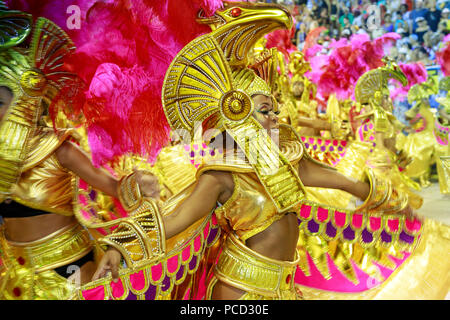 Ballerini di principale Rio de Janeiro sfilata di carnevale in Sambadrome (Sambodromo) arena, Rio de Janeiro, Brasile, Sud America Foto Stock