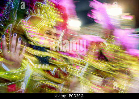 Ballerini di principale Rio de Janeiro sfilata di carnevale in Sambadrome (Sambodromo) arena, Rio de Janeiro, Brasile, Sud America Foto Stock