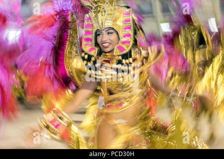 Ballerini di principale Rio de Janeiro sfilata di carnevale in Sambadrome (Sambodromo) arena, Rio de Janeiro, Brasile, Sud America Foto Stock