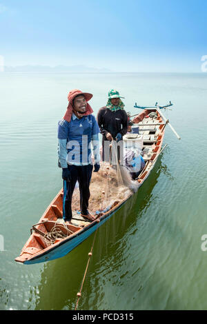 I pescatori in una canoa di legno vicino a Kep, Cambogia, Indocina, Asia sud-orientale, Asia Foto Stock