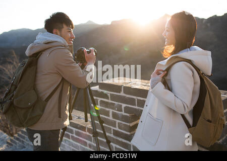 Felice giovani cinesi giovane fotografa sulla Grande Muraglia Foto Stock
