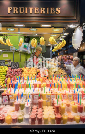 Frutta fresca e succhi di frutta, il Mercato della Boqueria, Ciudad Vieja, Barcellona, in Catalogna, Spagna, Europa Foto Stock