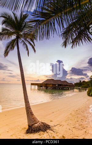 Uno splendido scenario del Conrad Maldives Rangali Island, Maldive, Oceano Indiano, Asia Foto Stock