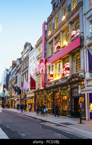 Cartier store decorato per il Natale, New Bond Street a Londra, Inghilterra, Regno Unito, Europa Foto Stock