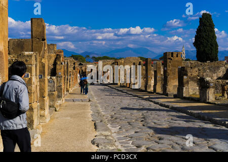 Via dell'Abbondanza, la principale città antica strada con pietre e casa di numerazione, Pompei, Sito Patrimonio Mondiale dell'UNESCO, Campania, Italia, Europa Foto Stock