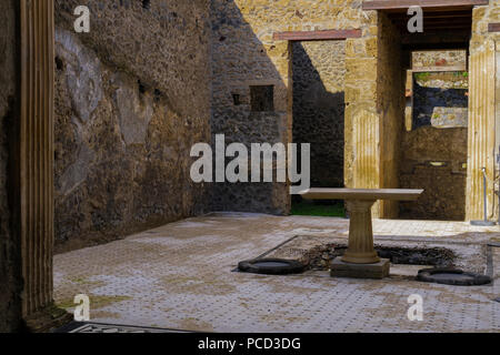 Casa del frutteto atrium, resti della Casa del frutteto dopo il Monte Vesuvio eruzione vulcanica nel 79 D.C., Pompei, UNESCO, Campania, Italia Foto Stock