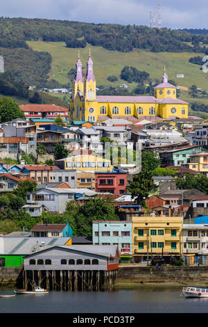 Castro, dal mare, Iglesia San Francisco de Castro, Sito Patrimonio Mondiale dell'UNESCO, e palafitos, Isla Grande de Chiloe, Cile, Sud America Foto Stock