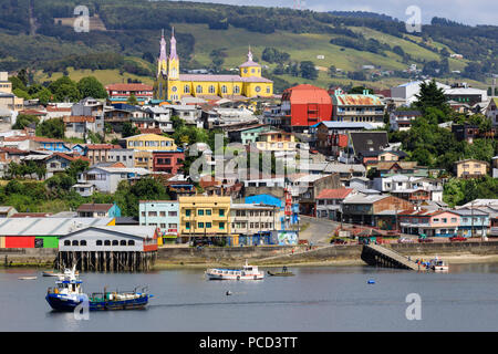 Castro, dal mare, Iglesia San Francisco de Castro, Sito Patrimonio Mondiale dell'UNESCO, barche da pesca, Isla Grande de Chiloe, Cile, Sud America Foto Stock