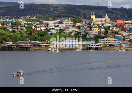 Castro, dal mare, Iglesia San Francisco de Castro, Sito Patrimonio Mondiale dell'UNESCO, la pesca in barca, Isla Grande de Chiloe, Cile, Sud America Foto Stock