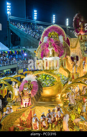 Ballerini di principale Rio de Janeiro sfilata di carnevale in Sambadrome (Sambodromo) arena, Rio de Janeiro, Brasile, Sud America Foto Stock