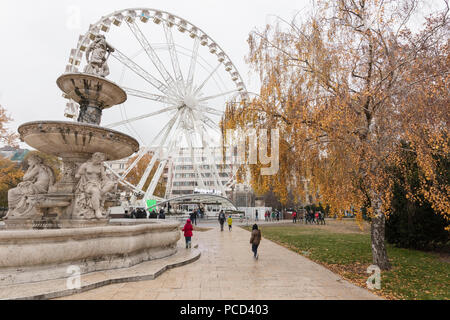 Ruota panoramica Ferris noto come Occhio di Budapest, Erzsebet Square, Budapest, Ungheria, Europa Foto Stock